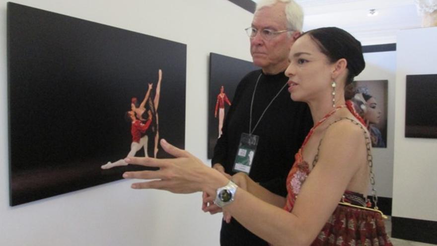 El fotógrafo John Rowe, junto a la bailarina Viengsay Valdés mientras aprecian su obra. (14ymedio)
