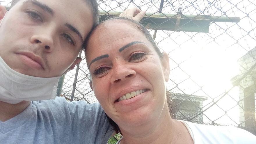 Jonathan Torres y su madre, Bárbara Farrat Guillén. (Justicia 11J)