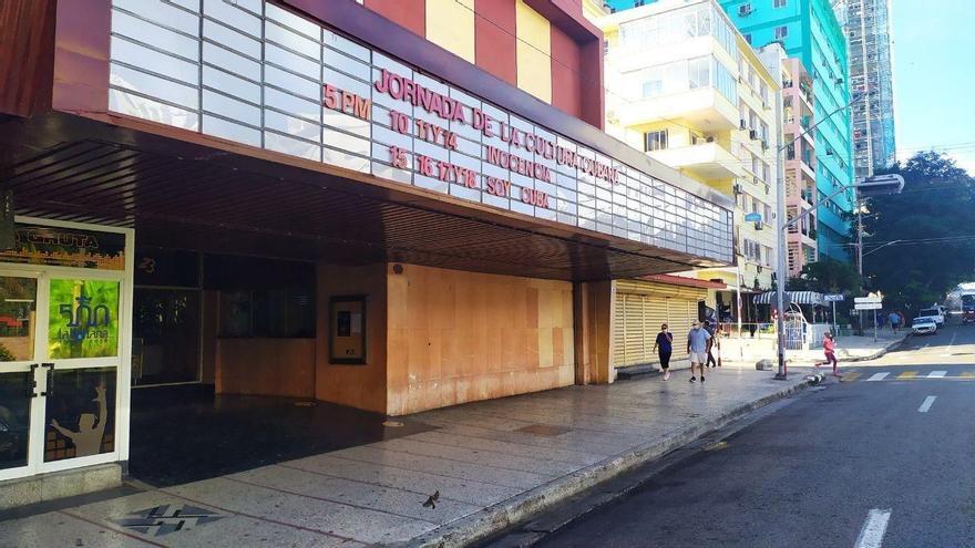 Con el lema “Jornada de la cultura cubana” en su marquesina reabrió este sábado el cine  La Rampa. (14ymedio)