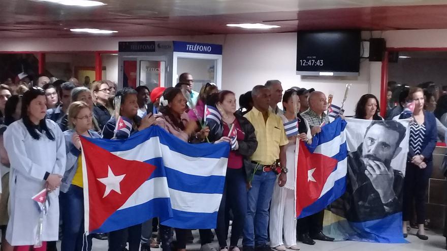 Los médicos fueron recibidos en el aeropuerto José Martí con banderas cubanas e imágenes de Fidel Castro. (Minsap)