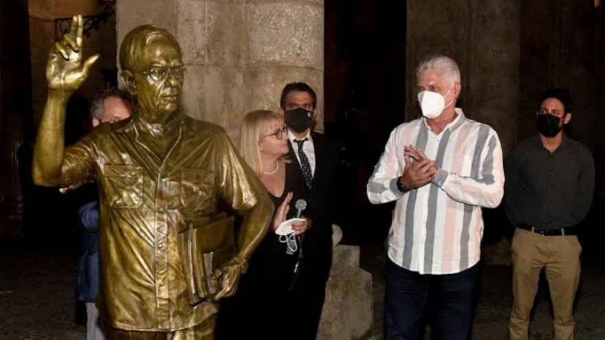 El régimen, aficionado a las estatuas y monumentos funerarios, convocó a José Villa Soberón para que "captara la esencia" de Leal en una escultura. (Granma)