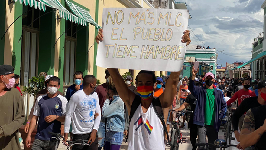 Joven con pancarta durante las protestas del 11 de julio en Cuba. (Captura)