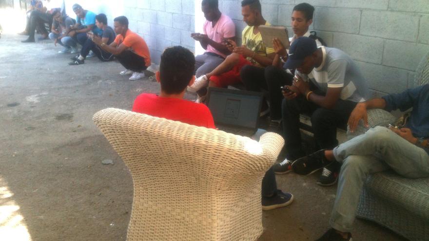 Jóvenes sentados en loa alrededores del Kcho Estudio Romerillo para hacer uso de la red WIFI (14ymedio)