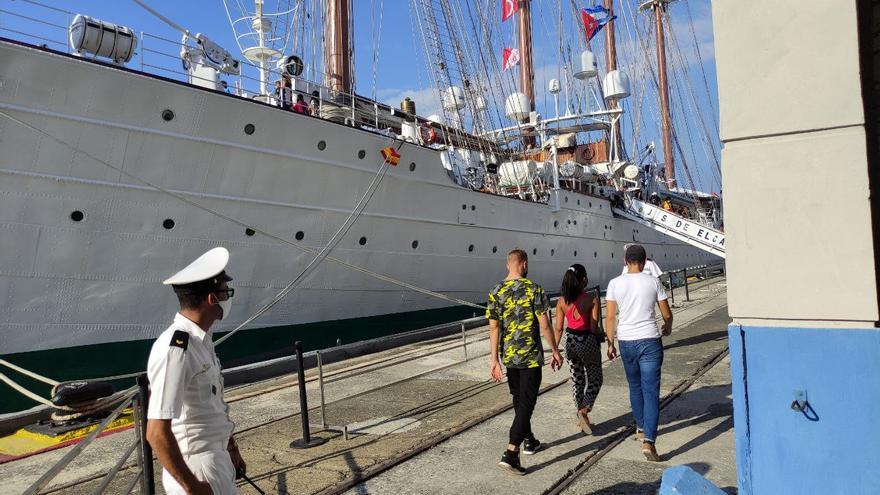 El buque escuela español 'Juan Sebastián de Elcano', atracado en el puerto de La Habana, este sábado. (14ymedio)