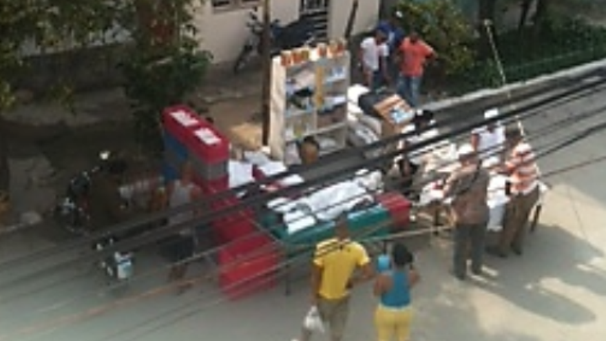 Kioscos para la venta de comida y bebida delante de la sede de las Damas de Blanco. (@bertasolerf)