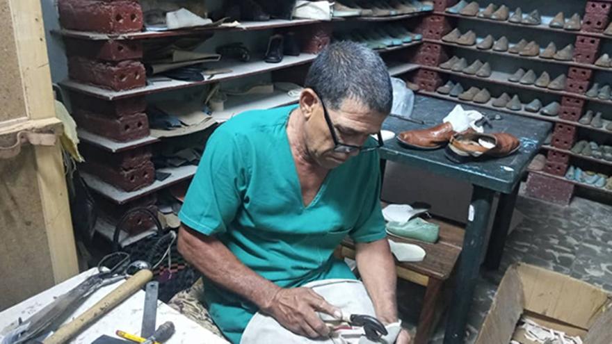 El Laboratorio de Ortopedia en Camagüey produjo 164 pares de zapatos de los más de 2.000 que debía entregar en 2022. (ACN)