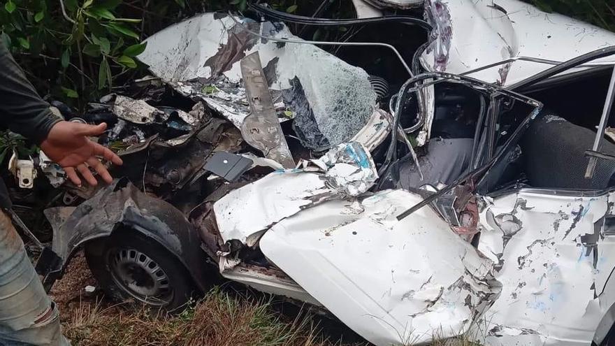 Estado en que quedó el vehículo Lada embestido por un camión en Morón, Ciego de Ávila. (Facebook)