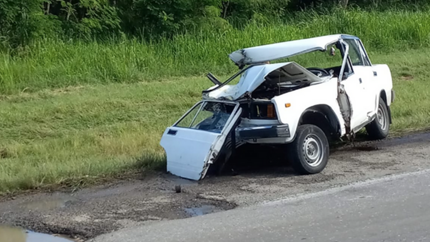  La carrocería del carro blanco, de la marca rusa Lada, quedó completamente destruida y a un costado de la carretera. (Facebook/Choferes de Ómnibus por Siempre)