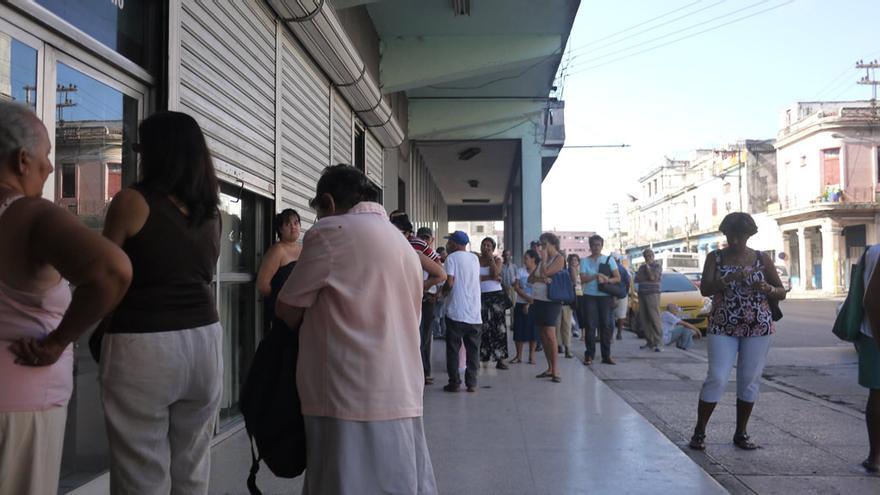 Largas colas a las afueras de una sucursal bancaria de la calle Infanta, La Habana. (14ymedio)