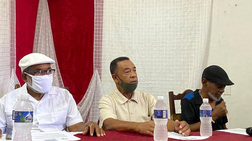 De izquierda a derecha, los babalaos Lázaro Cuesta, David Cedro y Víctor Betancourt, durante la conferencia de prensa de este domingo, en Lawton, La Habana. (14ymedio)