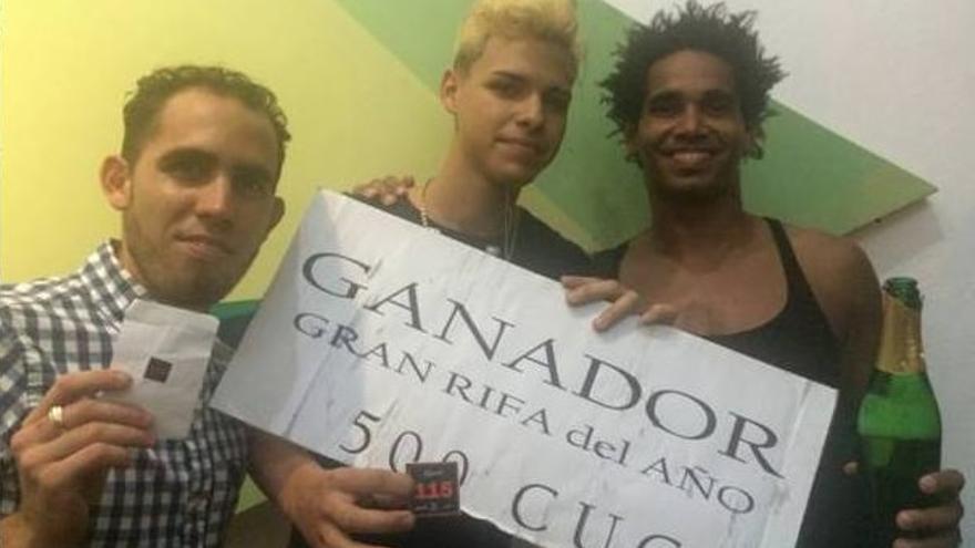 Leandro Fonseca ( centro), el joven de 18 años que ganó la rifa para pasar una noche en el Hotel Manzana Kempinski. (Cortesía)