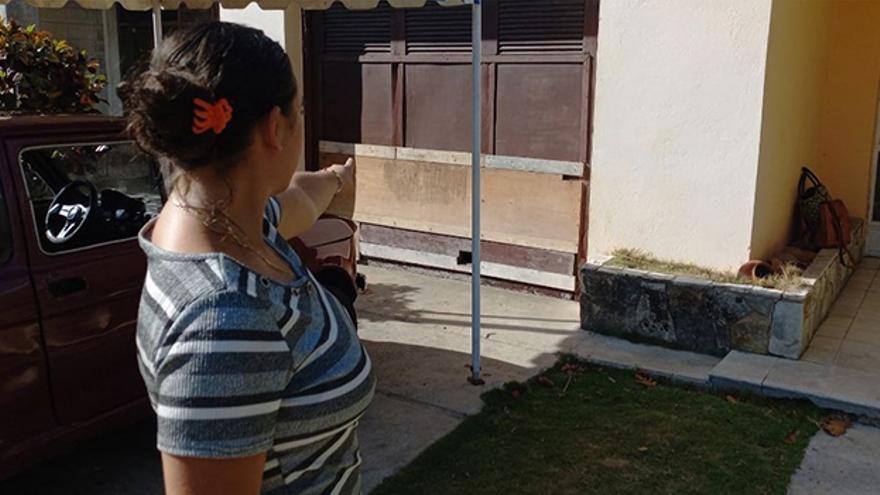  Liss Echevarría González, la propietaria del inmueble, señala el garaje de donde fueron robadas las motocicletas. (14ymedio)