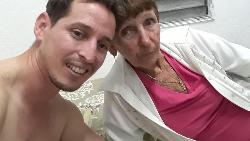 Luis Mario Niedas, de 31 años, junto a su abuela, antes de ser detenido el pasado 11 de julio. (Archivo familiar)