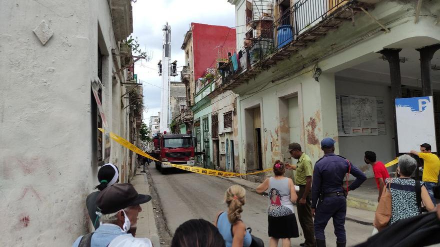 El derrumbe ocurrió en un edificio multifamiliar de tres pisos ubicado en la calle Luz entre Curazao y Egido en La Habana Vieja. (14ymedio)