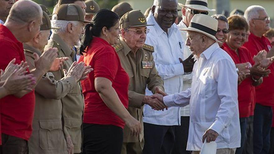Machado Ventura y Raúl Castro se saludan en el último 26 de julio presidido por este último. (EFE)