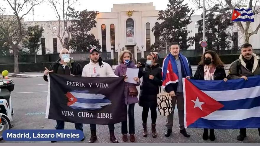 En Madrid varios exiliados protestaron frente a la embajada de Moscú ante la amenaza de la "expansión rusa”. (Captura)