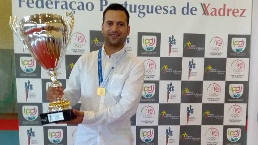 El Gran Maestro Arián González recibiendo un premio en Portugal en 2020. (Facebook)