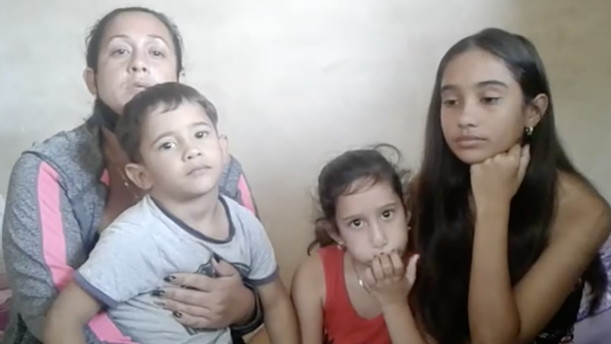 Mailin Sánchez, esposa de Yosvany García Caso, 'plantado' en huelga de hambre en Holguín, en un video con sus tres hijos. (Captura)
