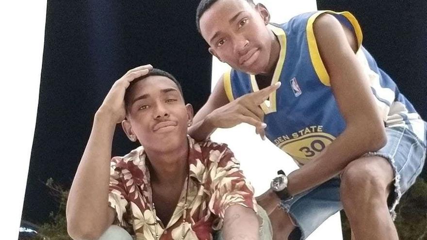 Malcolm Álvarez Espinosa (a la izquierda) junto a su hermano en una foto compartida en redes sociales. (Facebook)