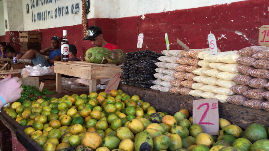Mangos en un mercado de La Habana