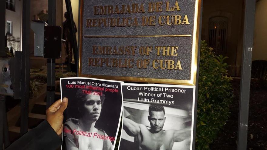 Manifestación este jueves frente a la Embajada de Cuba en Washington por la libertad de los presos políticos en la Isla. (Facebook/Anamely Ramos)