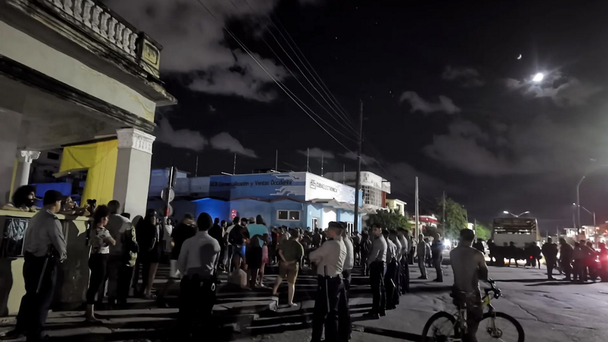 Manifestación en La Habana, custodiada por agentes uniformados y de civil, la noche del sábado. (EFE/ Yander Zamora)