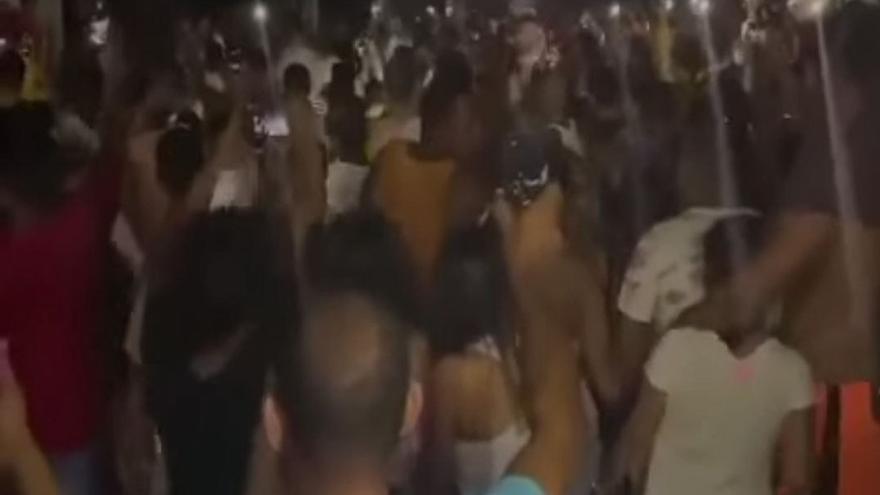 Manifestación nocturna multitudinaria la madrugada de este viernes en Nuevitas, Camagüey. (Captura/Facebook)