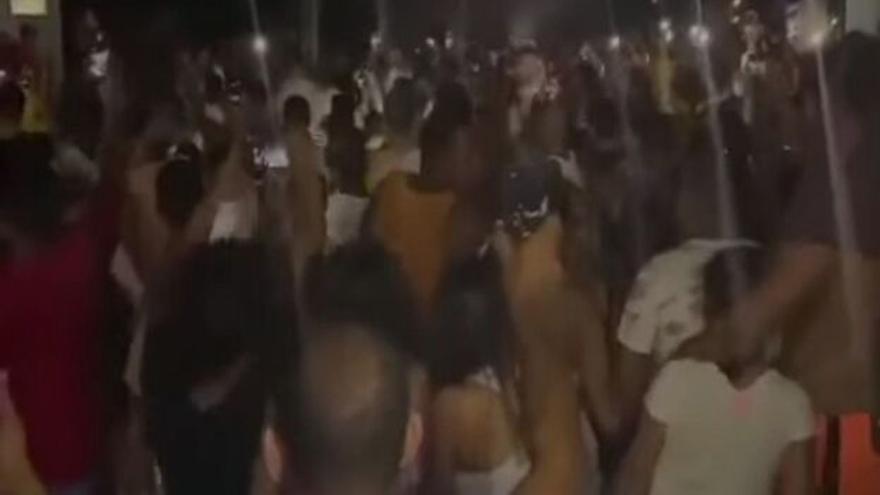 Manifestación nocturna multitudinaria la madrugada de este viernes en Nuevitas, Camagüey. (Captura/Facebook)