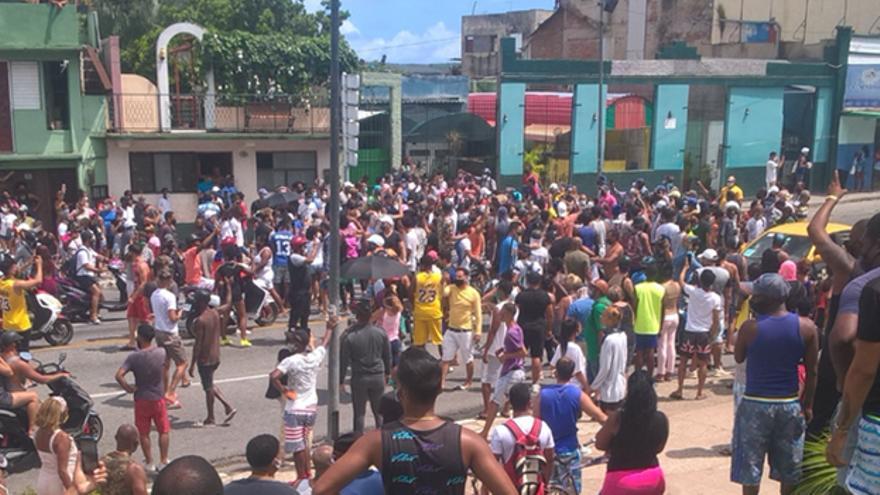 Manifestantes en Santiago de Cuba, este 11 de julio. (14ymedio)