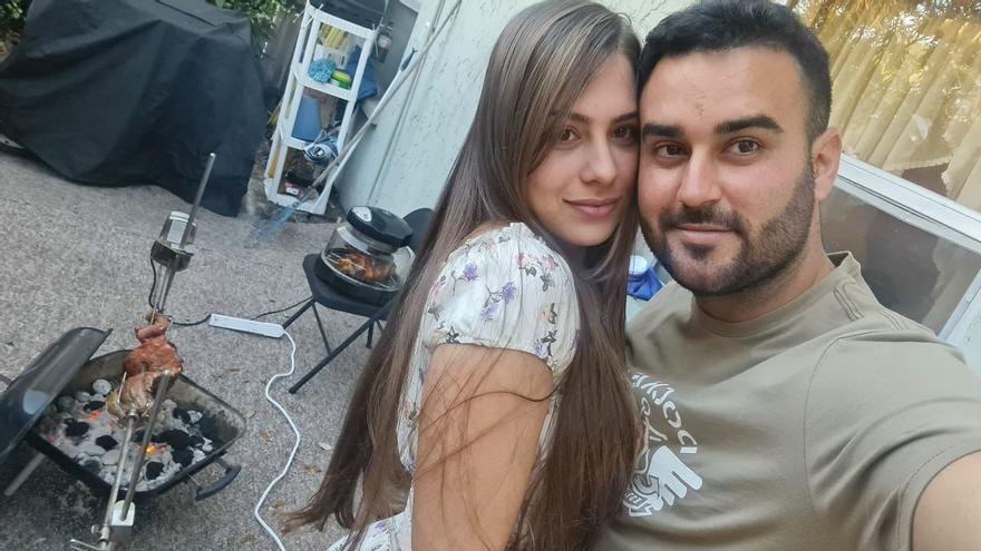 El doctor Manuel Guerra junto a su esposa Maylén Álvarez, ya en Estados Unidos. (Facebook/Manuel Guerra)