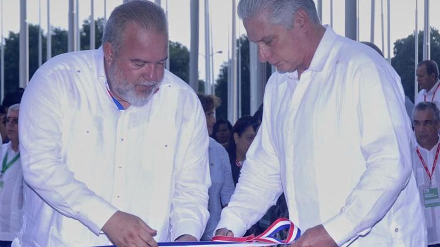 Manuel Marrero y Miguel Díaz-Canel cortan la cinta inaugural de la Fihav 2022, este lunes. (Estudios Revolución)