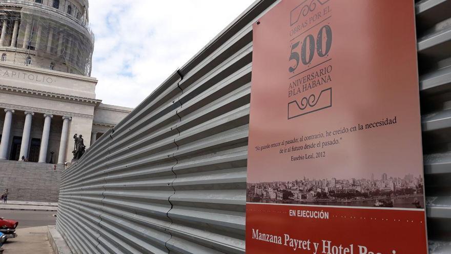 Un cartel anuncia las obras del Manzana Payret y del Hotel Pasaje a pocos metros del emblemático cine. (14ymedio)