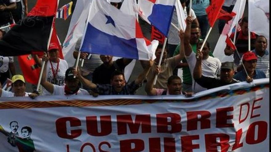 Marcha en la Cumbre de los Pueblos por la Democracia en Panamá 2015. (Pensando Américas)