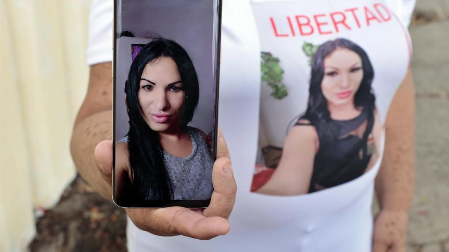 Ana María muestra la foto de su hija trans Brenda Diaz, el 18 de julio de 2022, en La Habana. (EFE) 