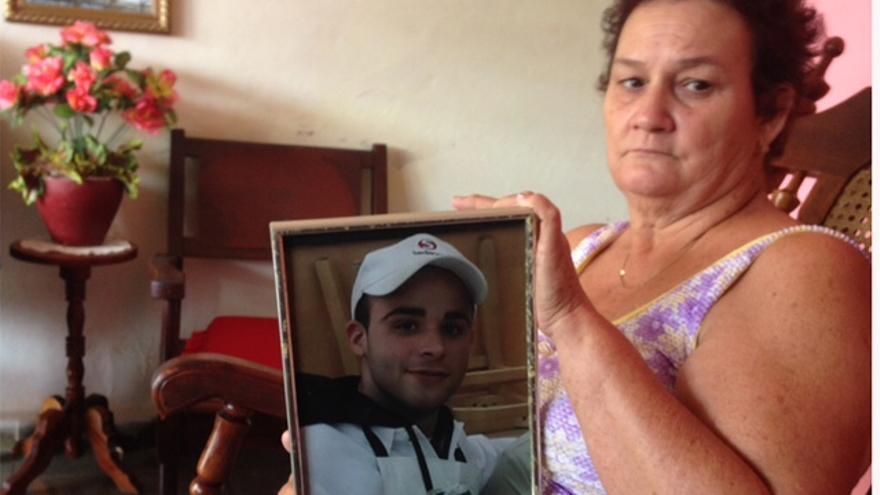 María Magdalena Puente, la abuela de Alejandro, muestra una foto de su nieto. (14ymedio)