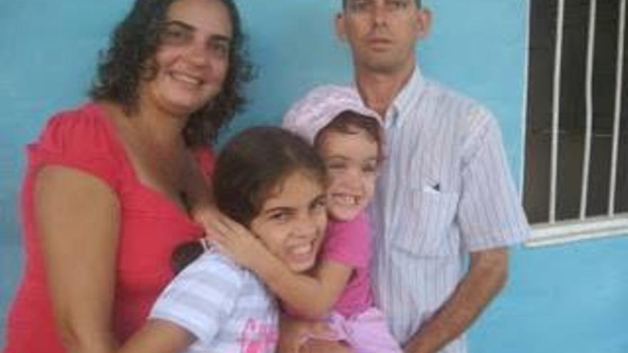 El pastor Mario FÃ©lix Lleonart con su familia. (Fuente: Facebook)