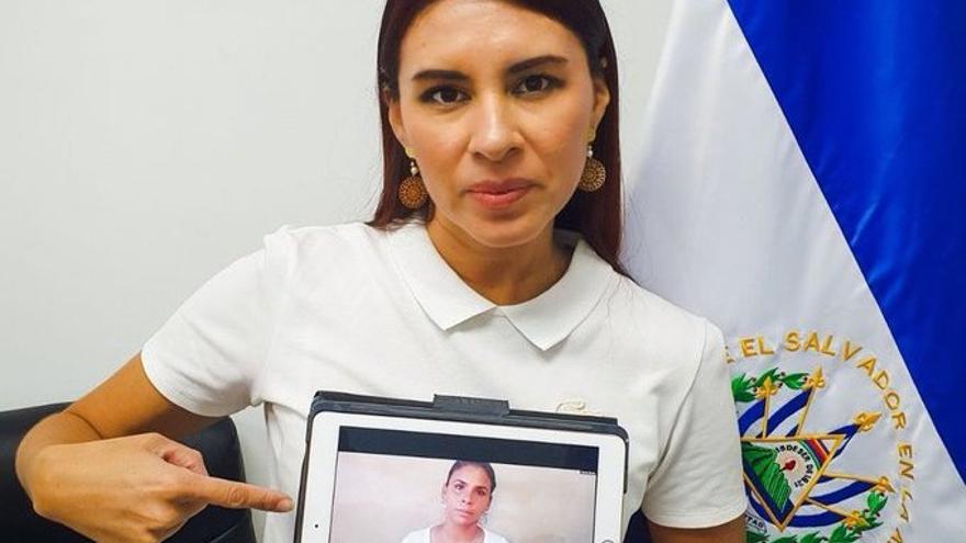 La salvadoreña Martha Evelyn Batres, directora de la Red, trabaja como madrina de Góngora, quien fue acusada de “sabotaje” y “desorden público”. (Twitter/Tita Batres)