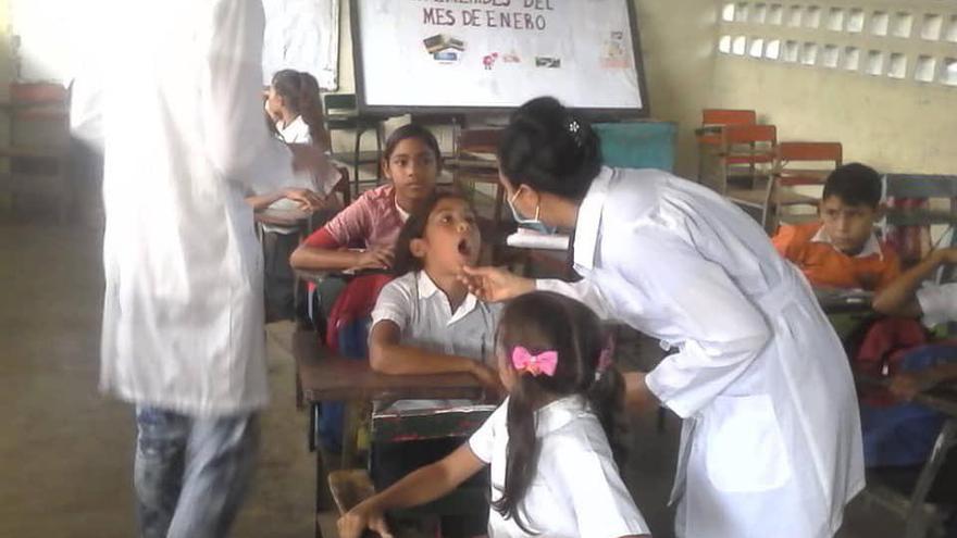 Médicos cubanos en la escuela Herminia Farías, Venezuela. (Facebook)