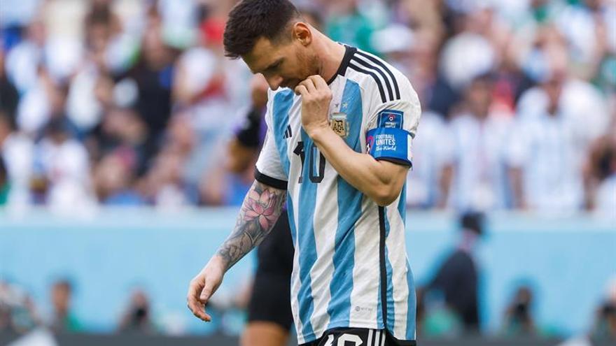 Messi campeó a sus anchas durante toda la primera parte, volviéndose un “dolor de muelas” para la defensa saudí. (EFE)