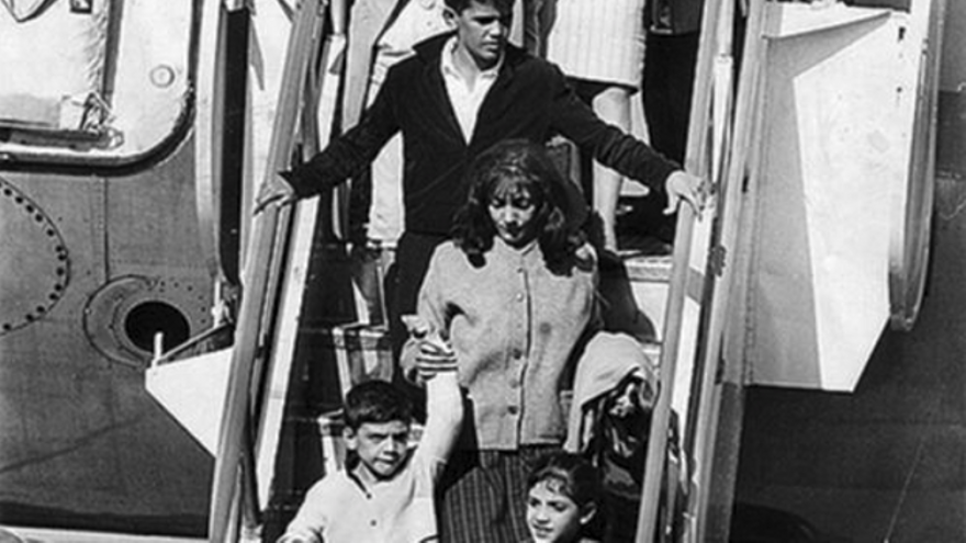 Un grupo de niños cubanos llega al aeropuerto de Miami en 1961, en el marco de la Operación Peter Pan. (Barry University/Archivo)