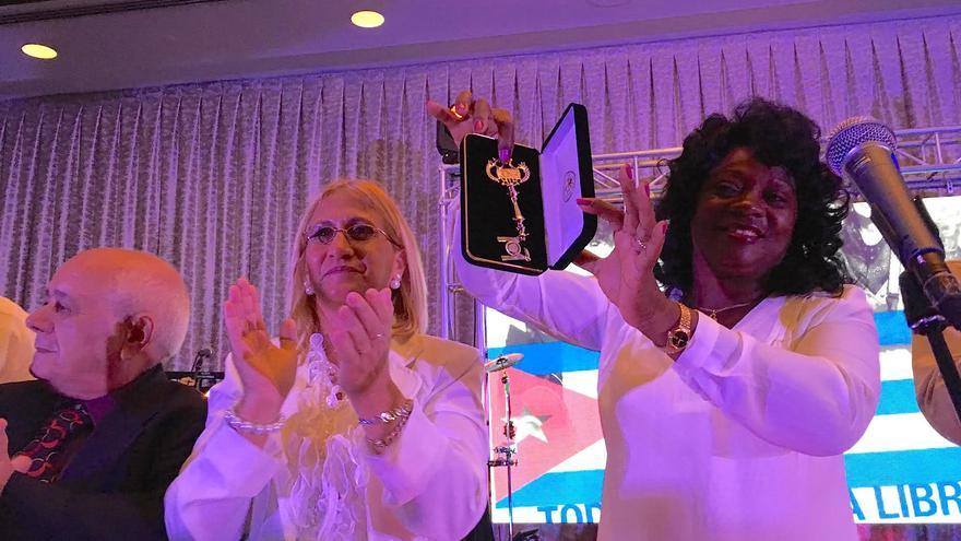 Berta Soler recibe las llaves de la ciudad de Miami de manos del alcalde Tomás Regalado y en nombre del Foro de Derechos y Libertades. (14ymedio)