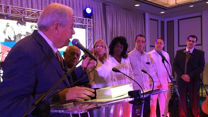 El alcalde de Miami, Tomás Regalado improvisó un discurso al entregarle las llaves de la ciudad al Foro de Derechos y Libertades. (14ymedio)