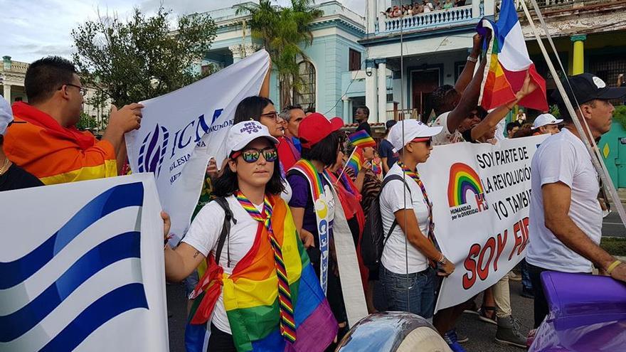 Miembros de la Iglesia de la Comunidad Metropolitana desfilan en la Conga contra la homofobia y la transfobia. (Facebook) 