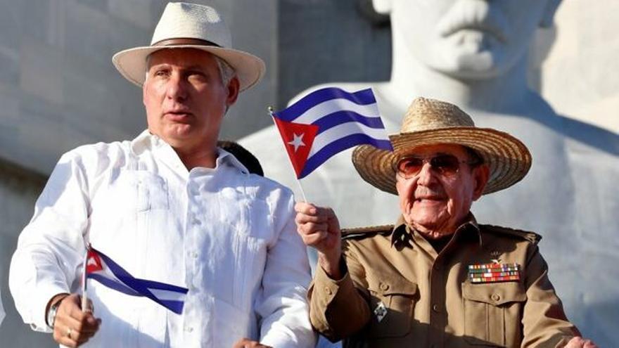 Miguel Díaz-Canel y Raúl Castro, durante la marcha del Primero de Mayo de 2019. (EFE)