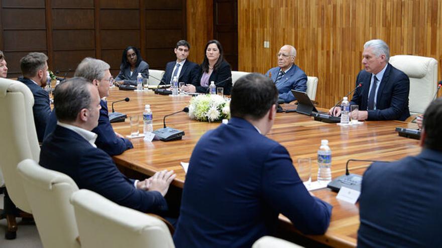 El presidente cubano Miguel Díaz-Canel reunido con una delegación de Rusia en La Habana. (Presidencia)