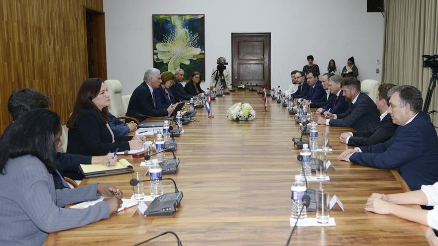 El mandatario Miguel Díaz-Canel y el consejero ruso Titov Boris Yurievich, acompañados de otros funcionarios, el miércoles en La Habana. (Presidencia)