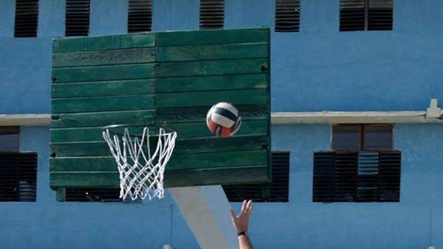 Miguel Díaz-Canel juega baloncesto con una pelota de voleibol en una escuela cubana. (Estudios Revolución)