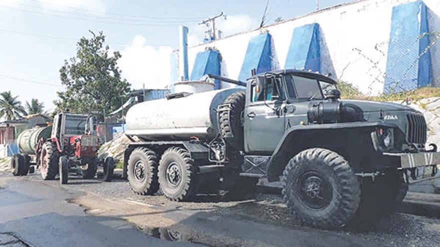 Miles de personas reciben el agua en camiones cisterna en Pinar del Río, la provincia más afectada de la Isla.(Juventud Rebelde)