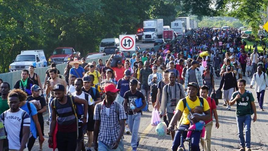 Miles de cubanos, centroamericanos y africanos componían la nueva caravana migrante. (EFE)