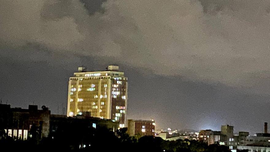 El edificio del Ministerio de las Fuerzas Armadas, en La Habana, permaneció la noche de este jueves con todas sus luces encendidas. (14ymedio)
